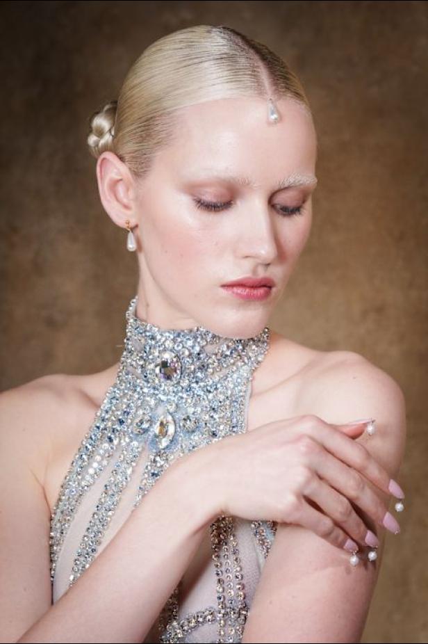  مجموعة زهير مراد تحاكي رقي المرأة في باريس