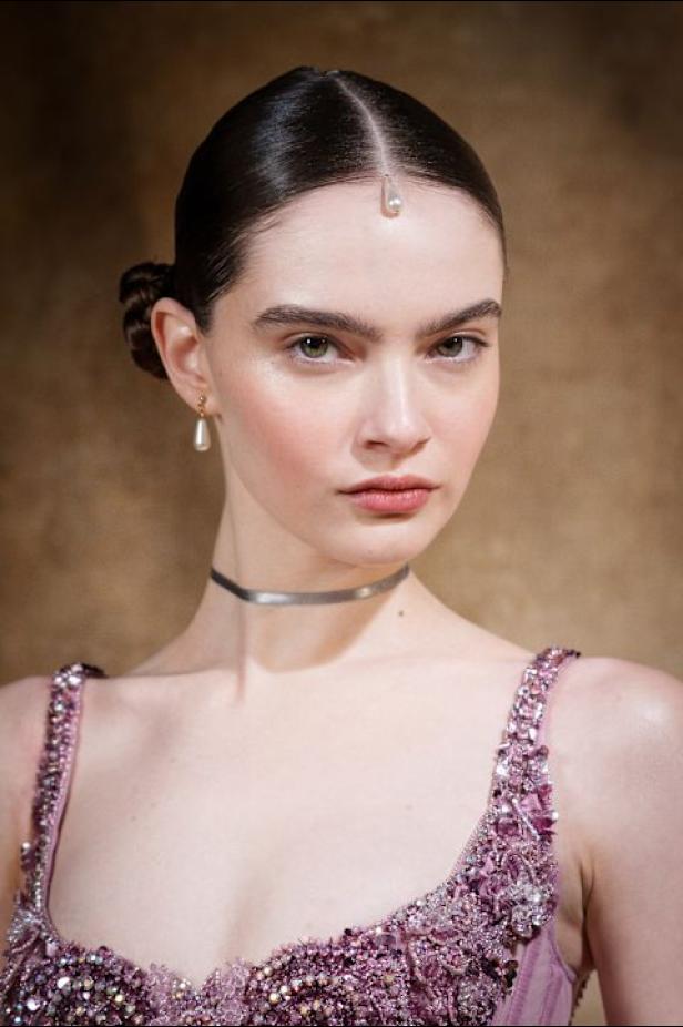  مجموعة زهير مراد تحاكي رقي المرأة في باريس