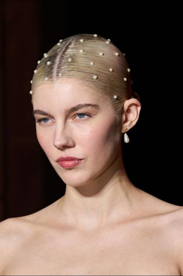  مجموعة زهير مراد تحاكي رقي المرأة في باريس