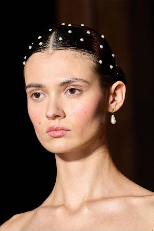  مجموعة زهير مراد تحاكي رقي المرأة في باريس