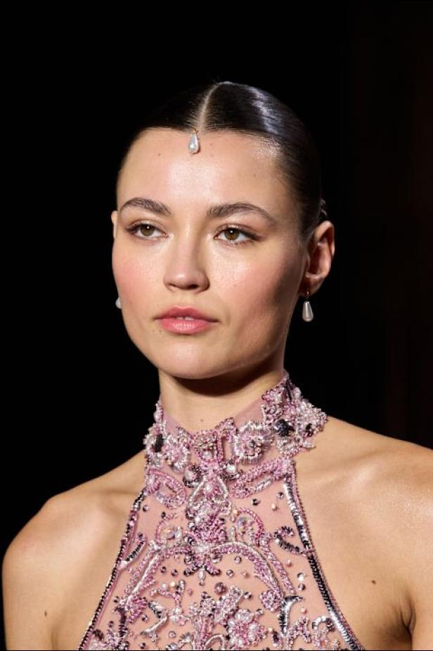  مجموعة زهير مراد تحاكي رقي المرأة في باريس