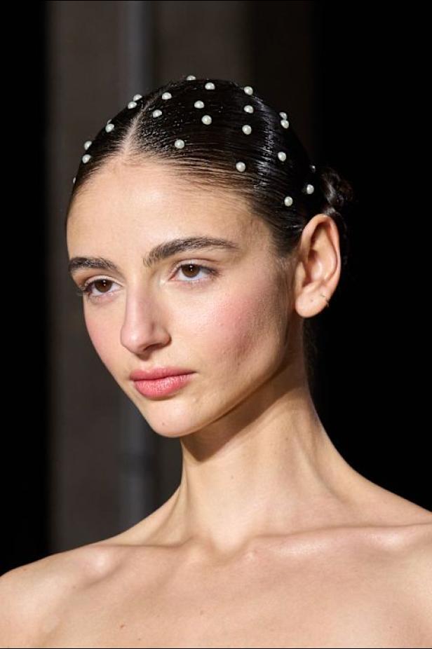  مجموعة زهير مراد تحاكي رقي المرأة في باريس