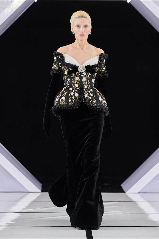 رومانسية الحديقة الشتوية وهندسة الصورة الأنثوية في مجموعة Richard Quinn خريف وشتاء 2026