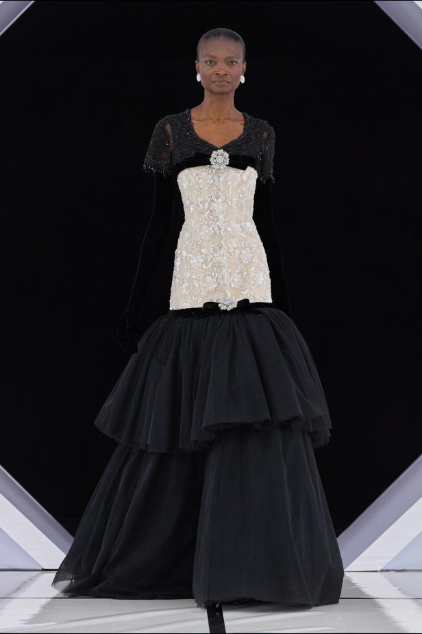 رومانسية الحديقة الشتوية وهندسة الصورة الأنثوية في مجموعة Richard Quinn خريف وشتاء 2026