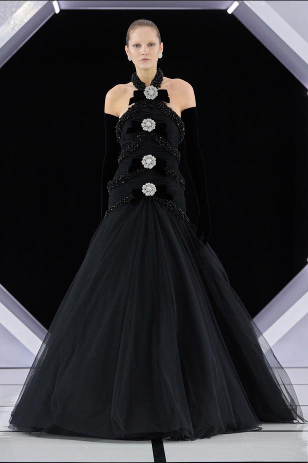 رومانسية الحديقة الشتوية وهندسة الصورة الأنثوية في مجموعة Richard Quinn خريف وشتاء 2026