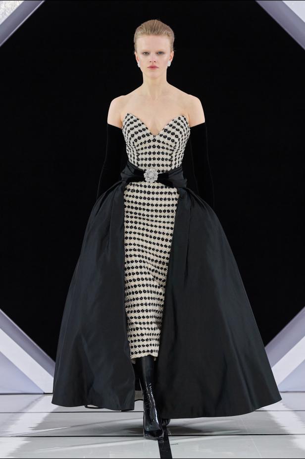 رومانسية الحديقة الشتوية وهندسة الصورة الأنثوية في مجموعة Richard Quinn خريف وشتاء 2026