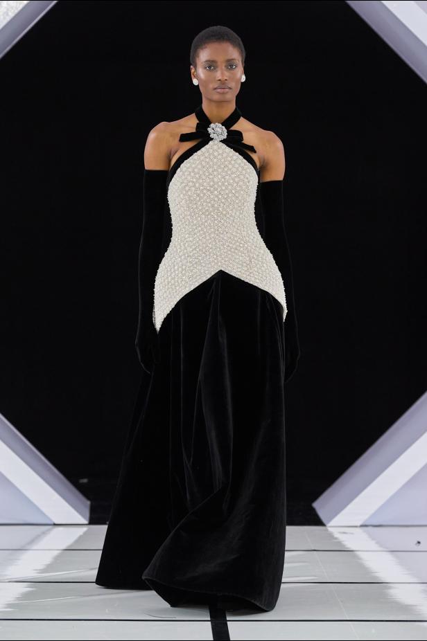 رومانسية الحديقة الشتوية وهندسة الصورة الأنثوية في مجموعة Richard Quinn خريف وشتاء 2026