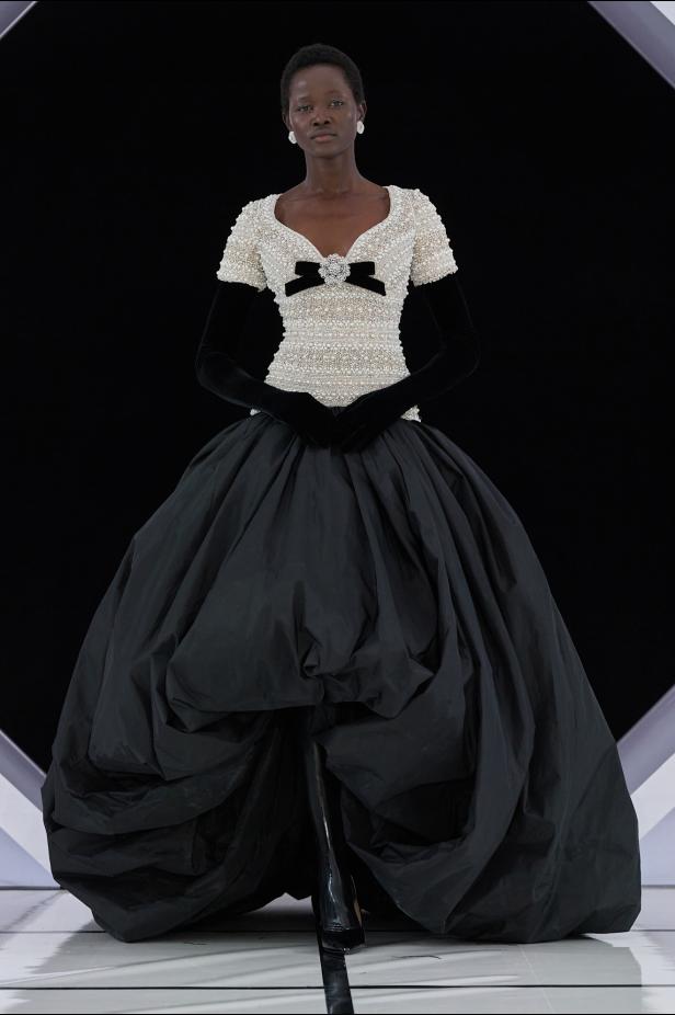 رومانسية الحديقة الشتوية وهندسة الصورة الأنثوية في مجموعة Richard Quinn خريف وشتاء 2026