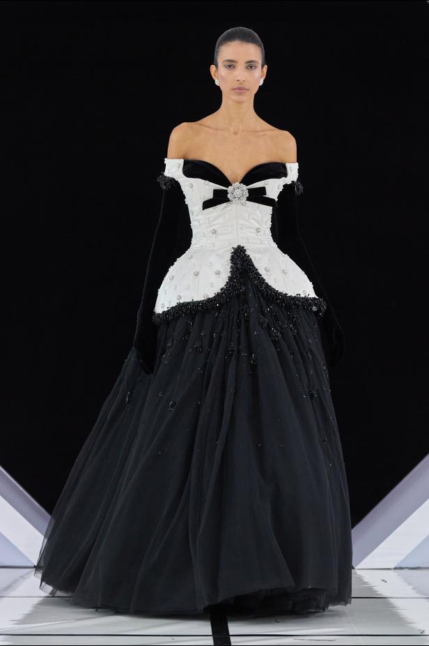 رومانسية الحديقة الشتوية وهندسة الصورة الأنثوية في مجموعة Richard Quinn خريف وشتاء 2026