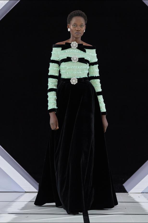 رومانسية الحديقة الشتوية وهندسة الصورة الأنثوية في مجموعة Richard Quinn خريف وشتاء 2026