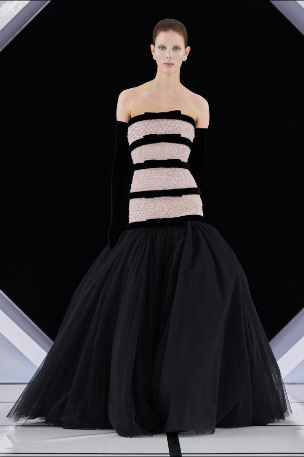 رومانسية الحديقة الشتوية وهندسة الصورة الأنثوية في مجموعة Richard Quinn خريف وشتاء 2026