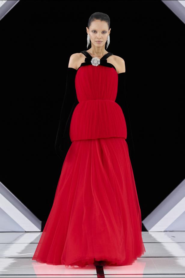 رومانسية الحديقة الشتوية وهندسة الصورة الأنثوية في مجموعة Richard Quinn خريف وشتاء 2026