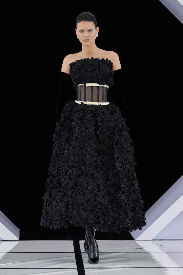 رومانسية الحديقة الشتوية وهندسة الصورة الأنثوية في مجموعة Richard Quinn خريف وشتاء 2026