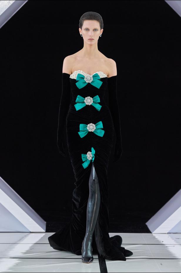 رومانسية الحديقة الشتوية وهندسة الصورة الأنثوية في مجموعة Richard Quinn خريف وشتاء 2026