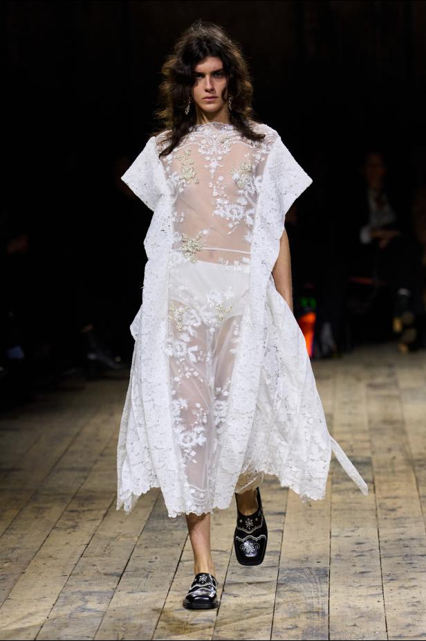 مجموعة سيمون روشا لموسم خريف 2026 مزيجاً بين الرومانسية والعملية