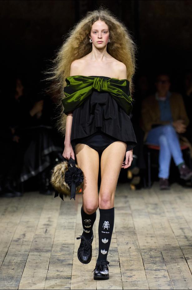 مجموعة سيمون روشا لموسم خريف 2026 مزيجاً بين الرومانسية والعملية