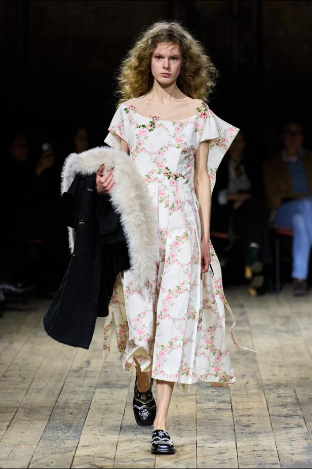 مجموعة سيمون روشا لموسم خريف 2026 مزيجاً بين الرومانسية والعملية