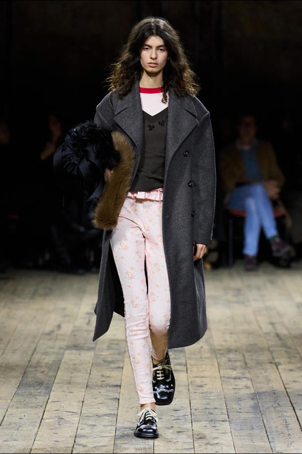 مجموعة سيمون روشا لموسم خريف 2026 مزيجاً بين الرومانسية والعملية