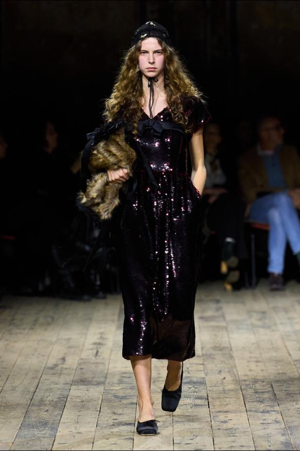 مجموعة سيمون روشا لموسم خريف 2026 مزيجاً بين الرومانسية والعملية