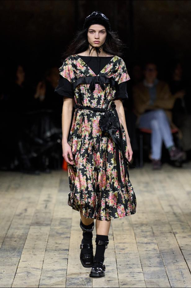 مجموعة سيمون روشا لموسم خريف 2026 مزيجاً بين الرومانسية والعملية