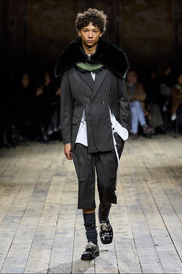 مجموعة سيمون روشا لموسم خريف 2026 مزيجاً بين الرومانسية والعملية