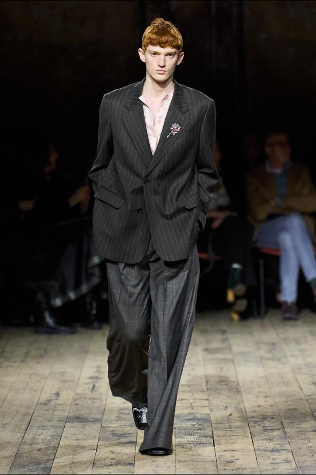 مجموعة سيمون روشا لموسم خريف 2026 مزيجاً بين الرومانسية والعملية