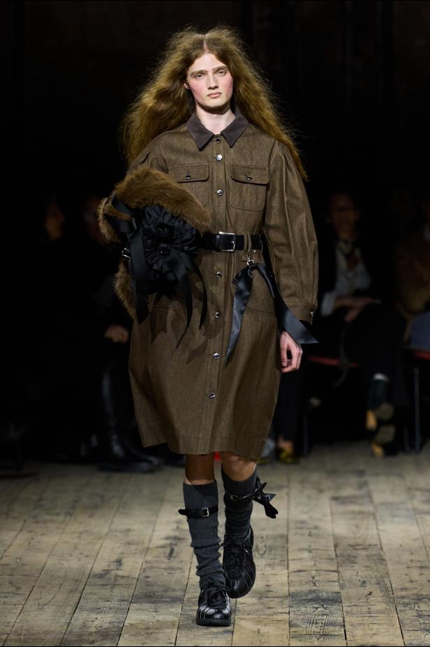 مجموعة سيمون روشا لموسم خريف 2026 مزيجاً بين الرومانسية والعملية