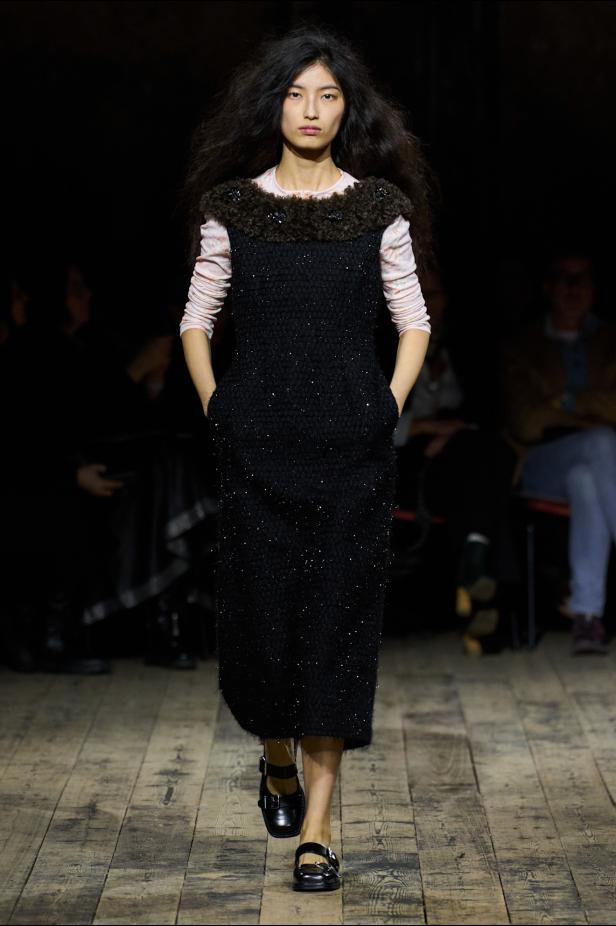 مجموعة سيمون روشا لموسم خريف 2026 مزيجاً بين الرومانسية والعملية