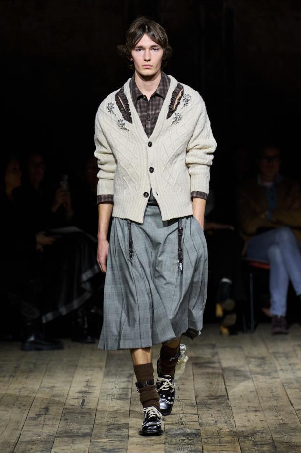 مجموعة سيمون روشا لموسم خريف 2026 مزيجاً بين الرومانسية والعملية