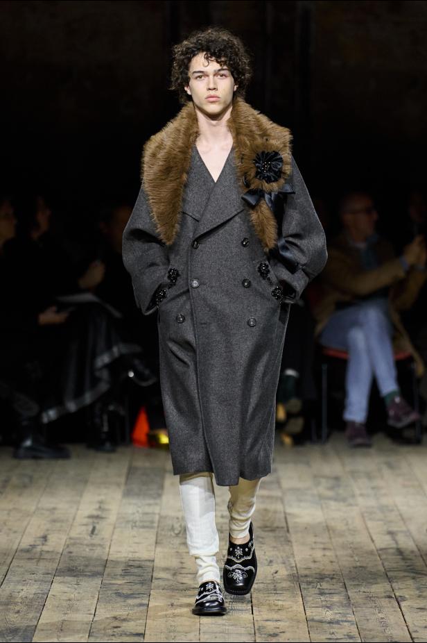 مجموعة سيمون روشا لموسم خريف 2026 مزيجاً بين الرومانسية والعملية