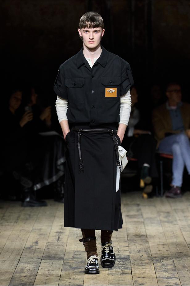 مجموعة سيمون روشا لموسم خريف 2026 مزيجاً بين الرومانسية والعملية