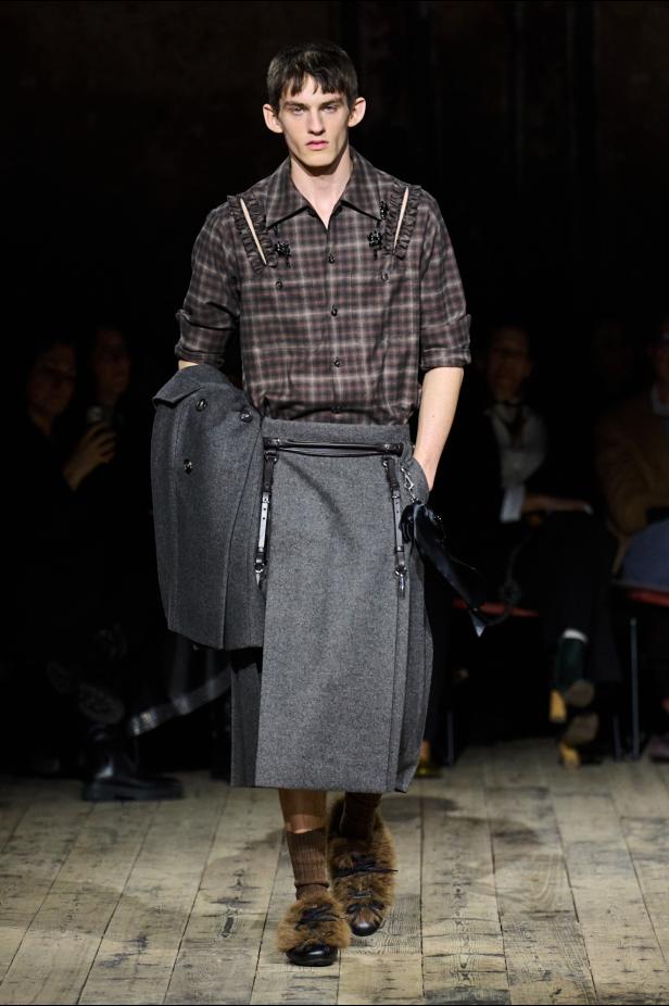 مجموعة سيمون روشا لموسم خريف 2026 مزيجاً بين الرومانسية والعملية