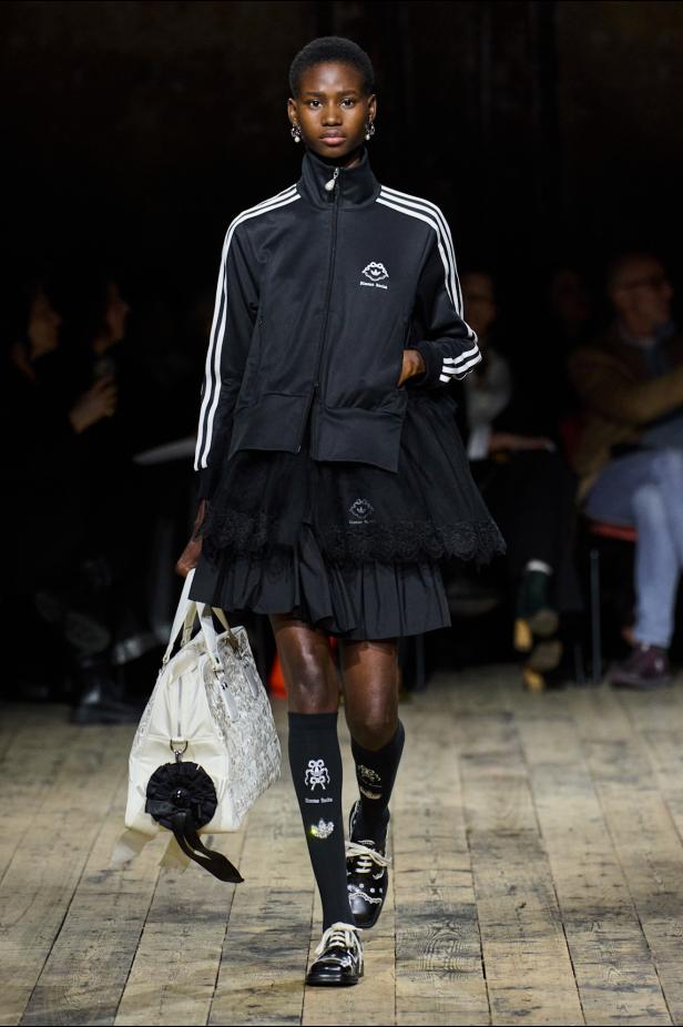 مجموعة سيمون روشا لموسم خريف 2026 مزيجاً بين الرومانسية والعملية