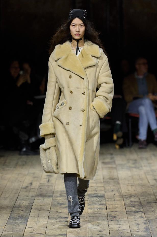 مجموعة سيمون روشا لموسم خريف 2026 مزيجاً بين الرومانسية والعملية