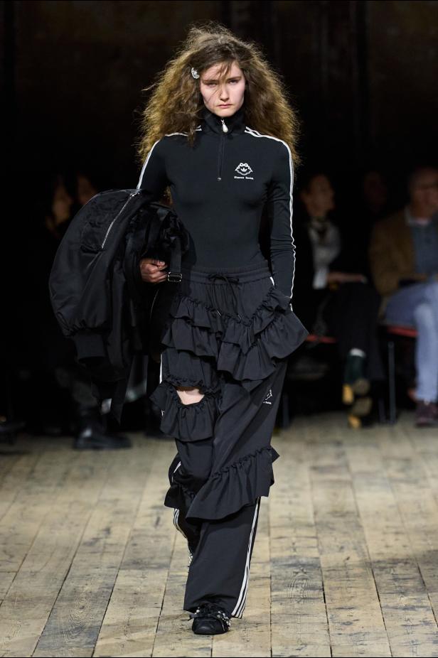 مجموعة سيمون روشا لموسم خريف 2026 مزيجاً بين الرومانسية والعملية