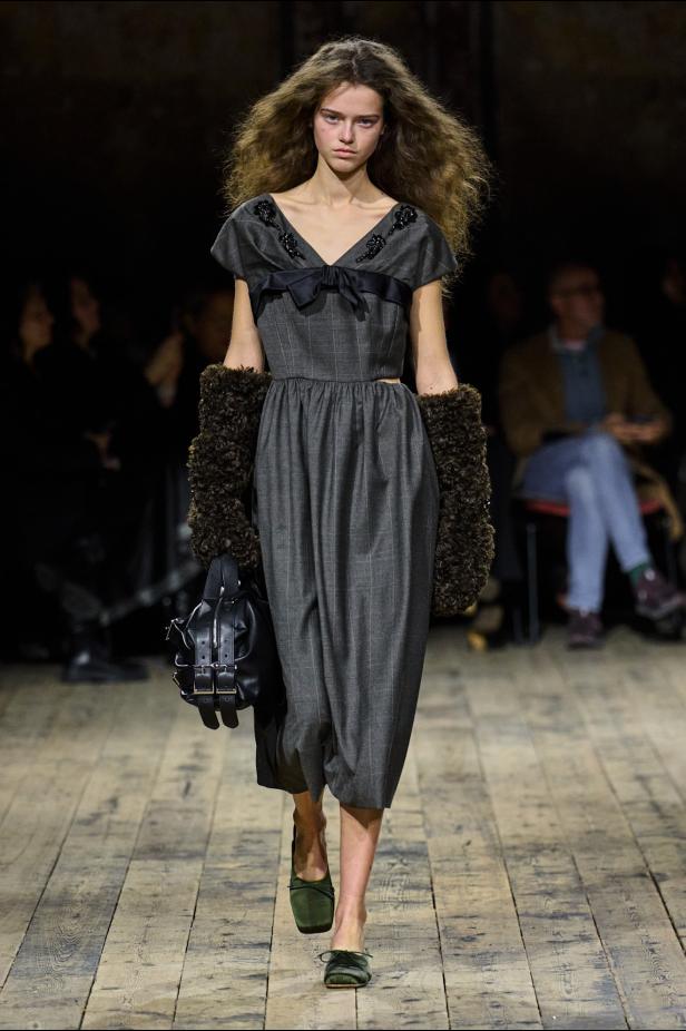 مجموعة سيمون روشا لموسم خريف 2026 مزيجاً بين الرومانسية والعملية