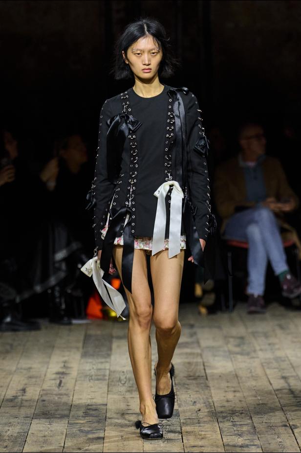 مجموعة سيمون روشا لموسم خريف 2026 مزيجاً بين الرومانسية والعملية