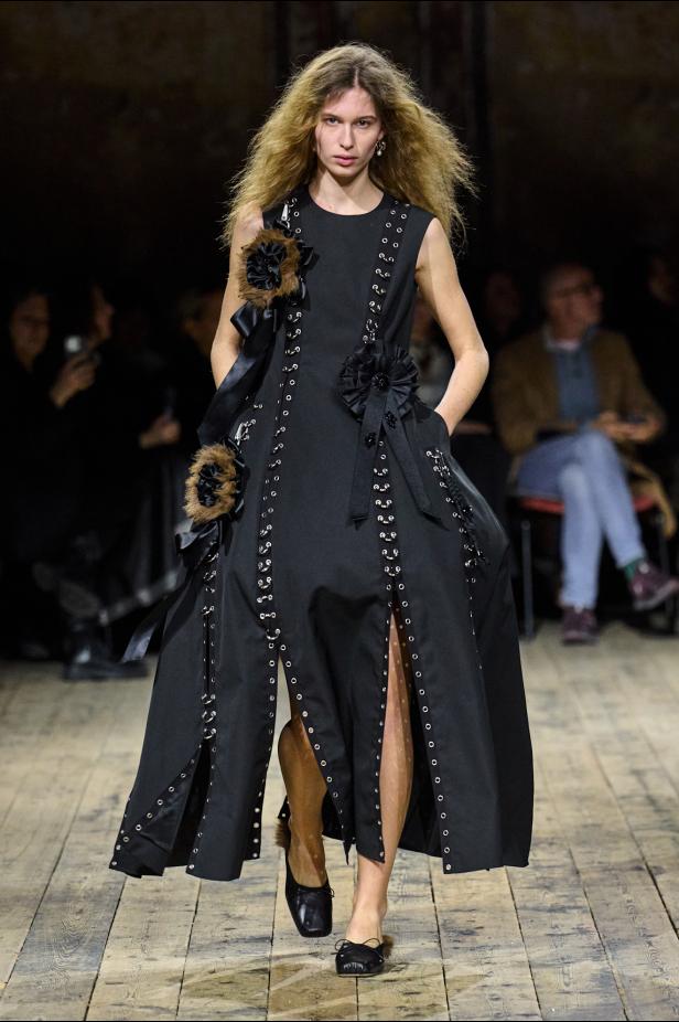 مجموعة سيمون روشا لموسم خريف 2026 مزيجاً بين الرومانسية والعملية