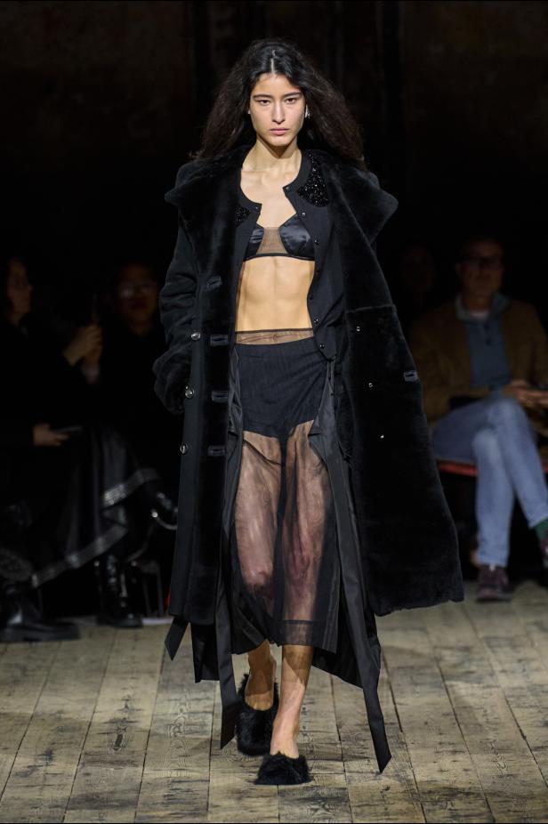 مجموعة سيمون روشا لموسم خريف 2026 مزيجاً بين الرومانسية والعملية