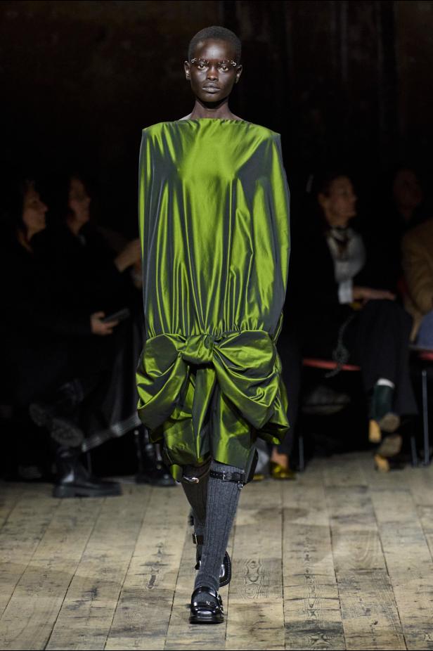 مجموعة سيمون روشا لموسم خريف 2026 مزيجاً بين الرومانسية والعملية