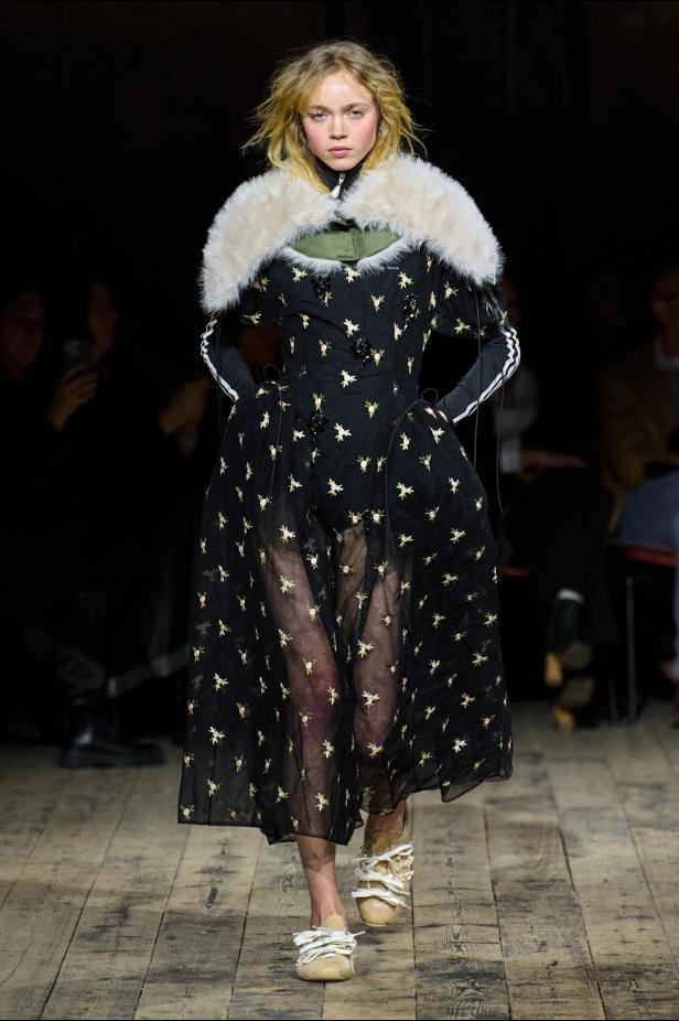 مجموعة سيمون روشا لموسم خريف 2026 مزيجاً بين الرومانسية والعملية