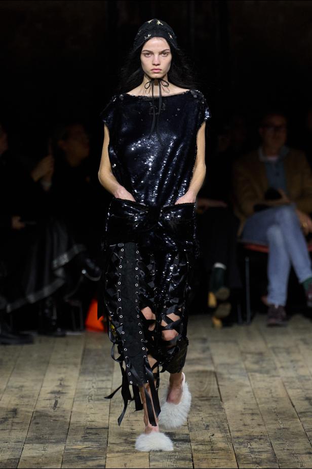 مجموعة سيمون روشا لموسم خريف 2026 مزيجاً بين الرومانسية والعملية