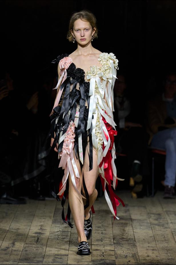 مجموعة سيمون روشا لموسم خريف 2026 مزيجاً بين الرومانسية والعملية