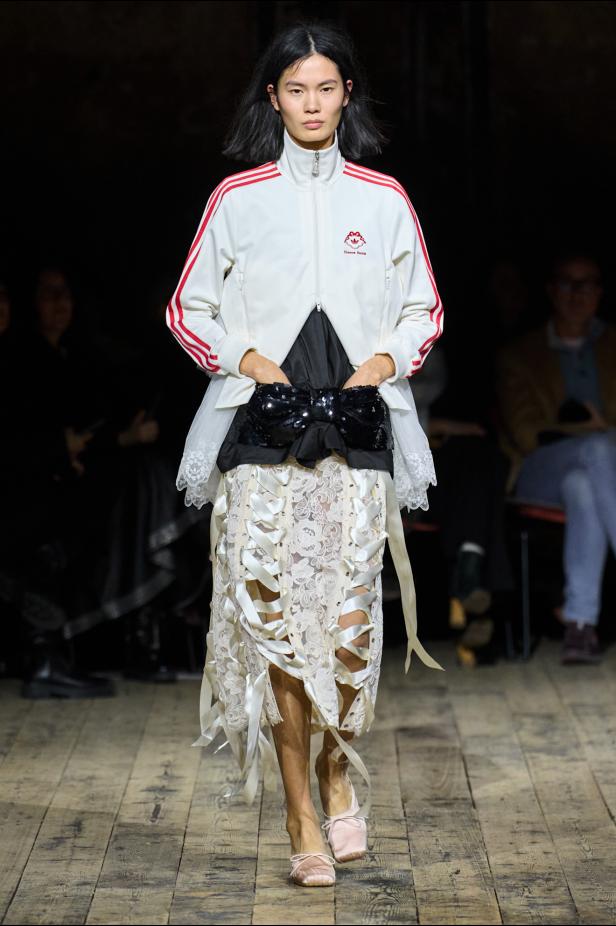 مجموعة سيمون روشا لموسم خريف 2026 مزيجاً بين الرومانسية والعملية