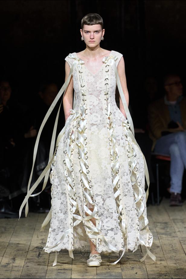 مجموعة سيمون روشا لموسم خريف 2026 مزيجاً بين الرومانسية والعملية