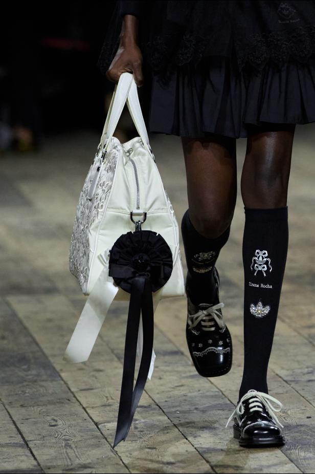 مجموعة سيمون روشا لموسم خريف 2026 مزيجاً بين الرومانسية والعملية