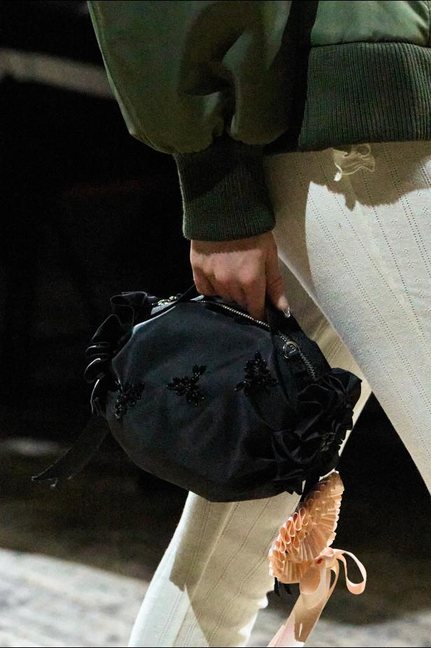 مجموعة سيمون روشا لموسم خريف 2026 مزيجاً بين الرومانسية والعملية