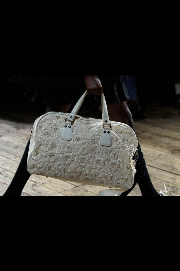 مجموعة سيمون روشا لموسم خريف 2026 مزيجاً بين الرومانسية والعملية