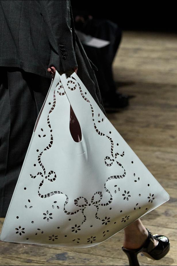 مجموعة سيمون روشا لموسم خريف 2026 مزيجاً بين الرومانسية والعملية