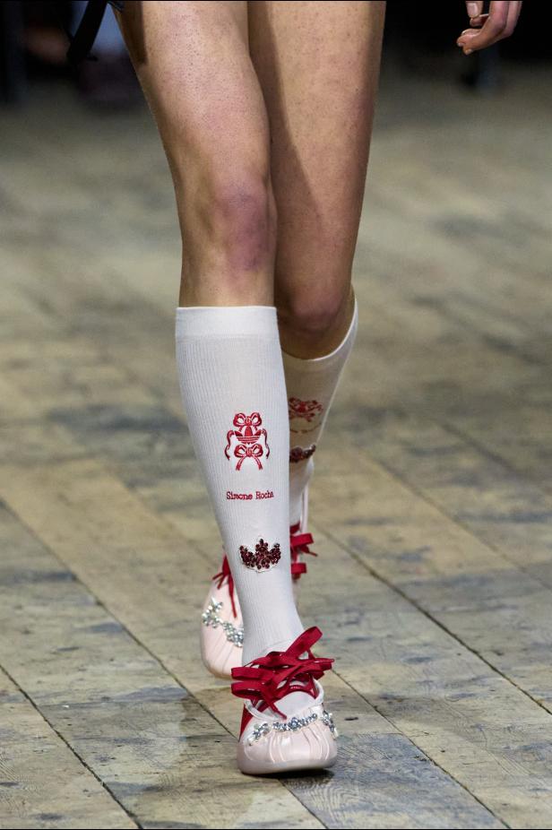 مجموعة سيمون روشا لموسم خريف 2026 مزيجاً بين الرومانسية والعملية